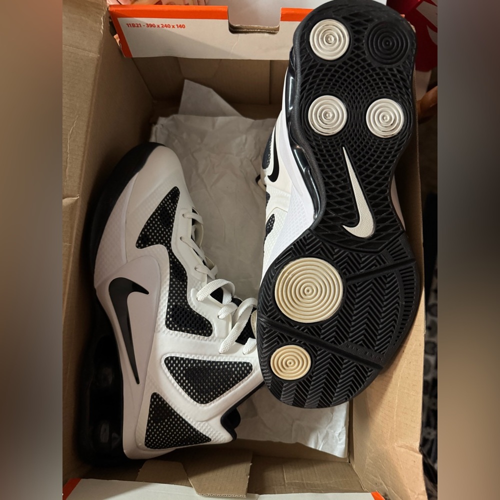 ✨Nike Shox Air Hyperballer TB in White and Black Mens 9 NIB ✨ - Picture 3 of 5
